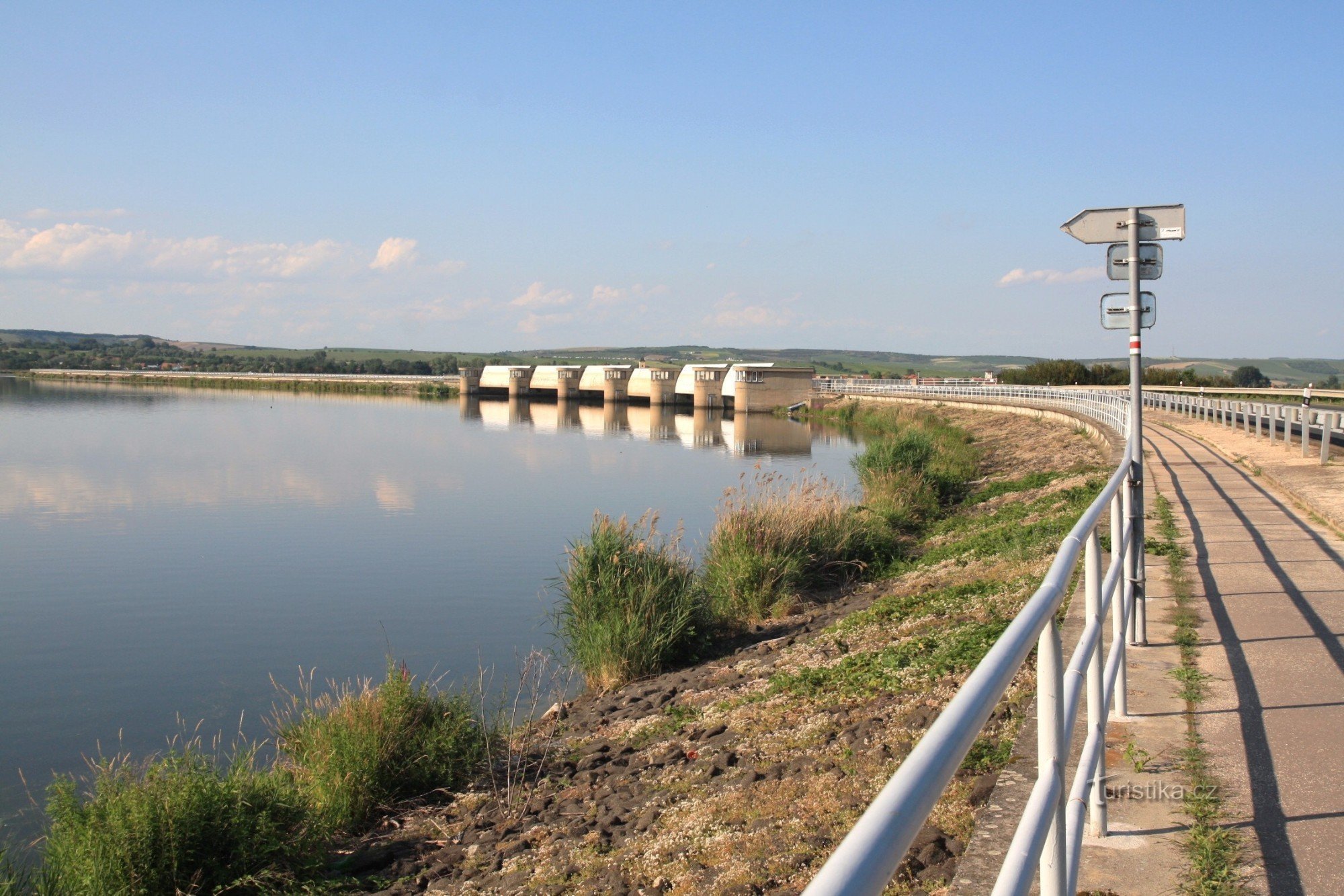 По тротуару також веде позначена червоним пішохідна стежка