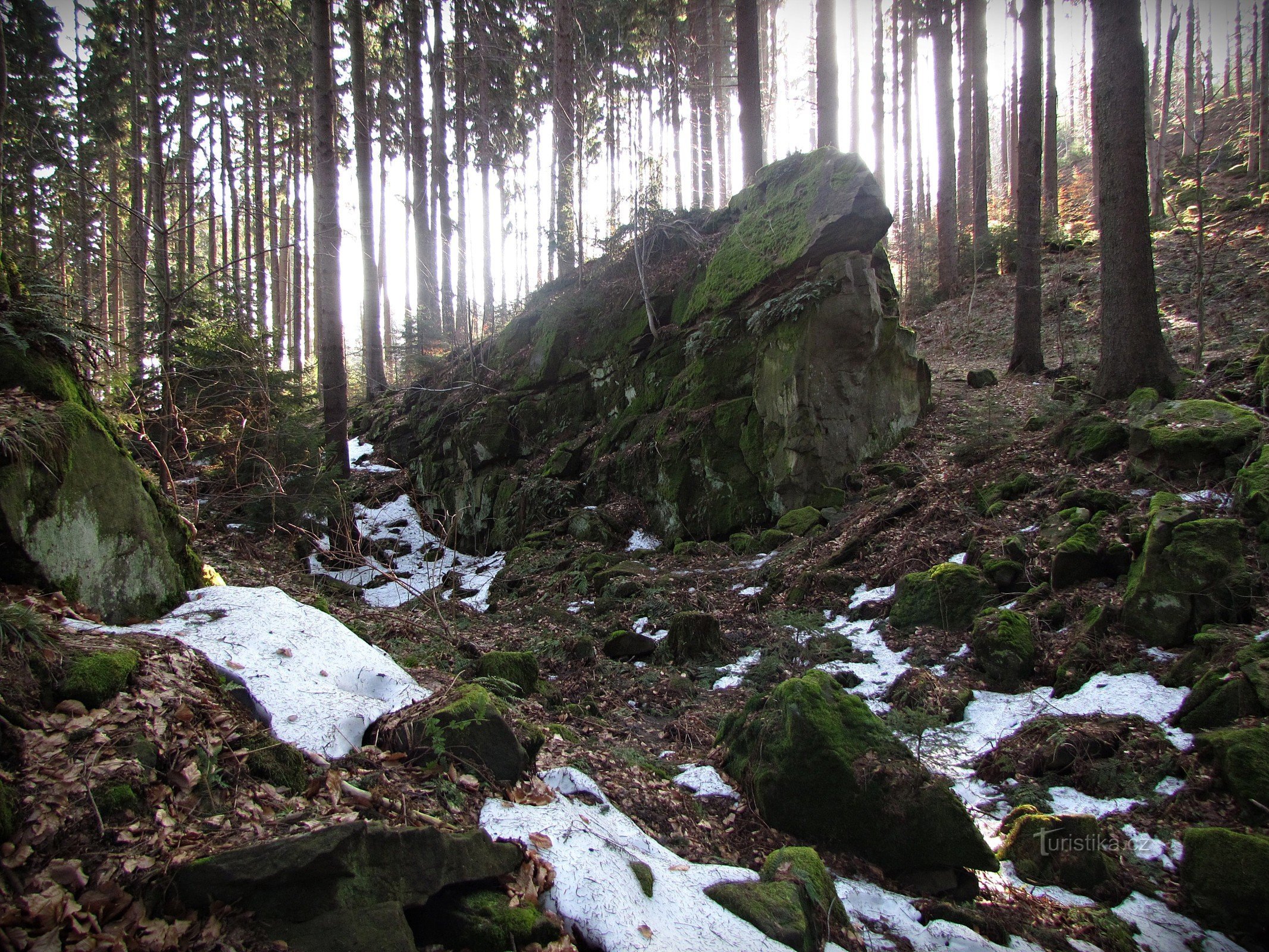 Le long de la crête des collines de Vizovice de Lidečko à Drnovice