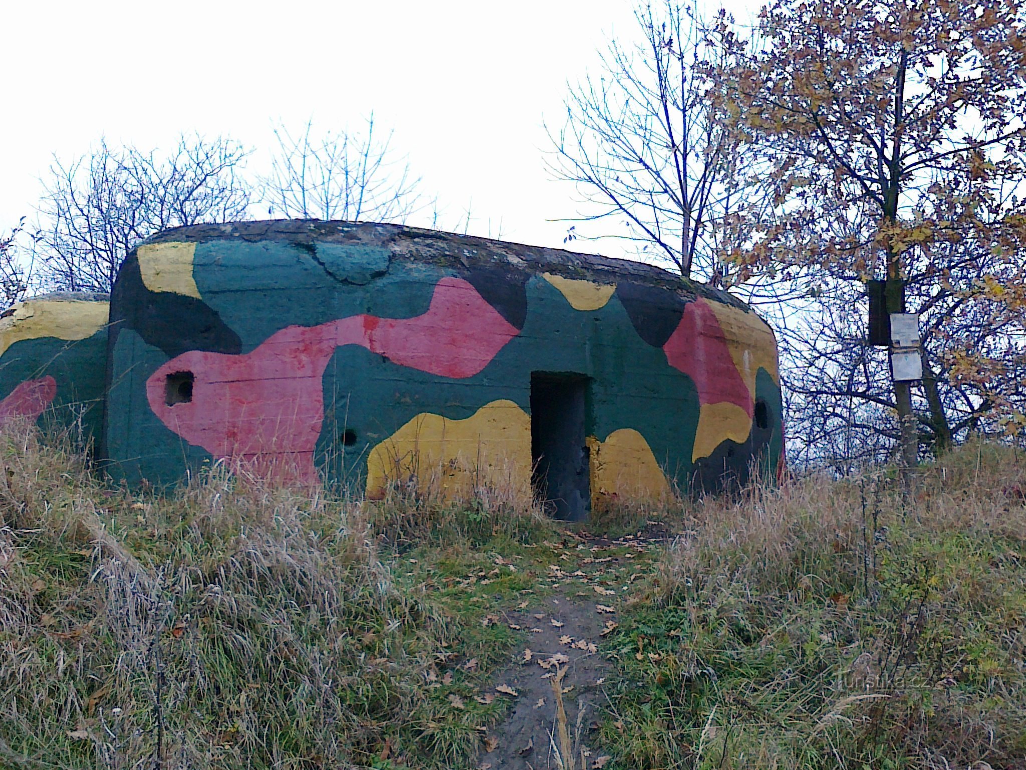 По лінії чехословацьких укріплень.