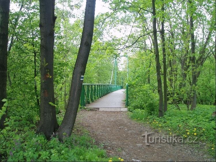 le long de la route bleue à travers Ostravici jusqu'à Kunčiček u Baška