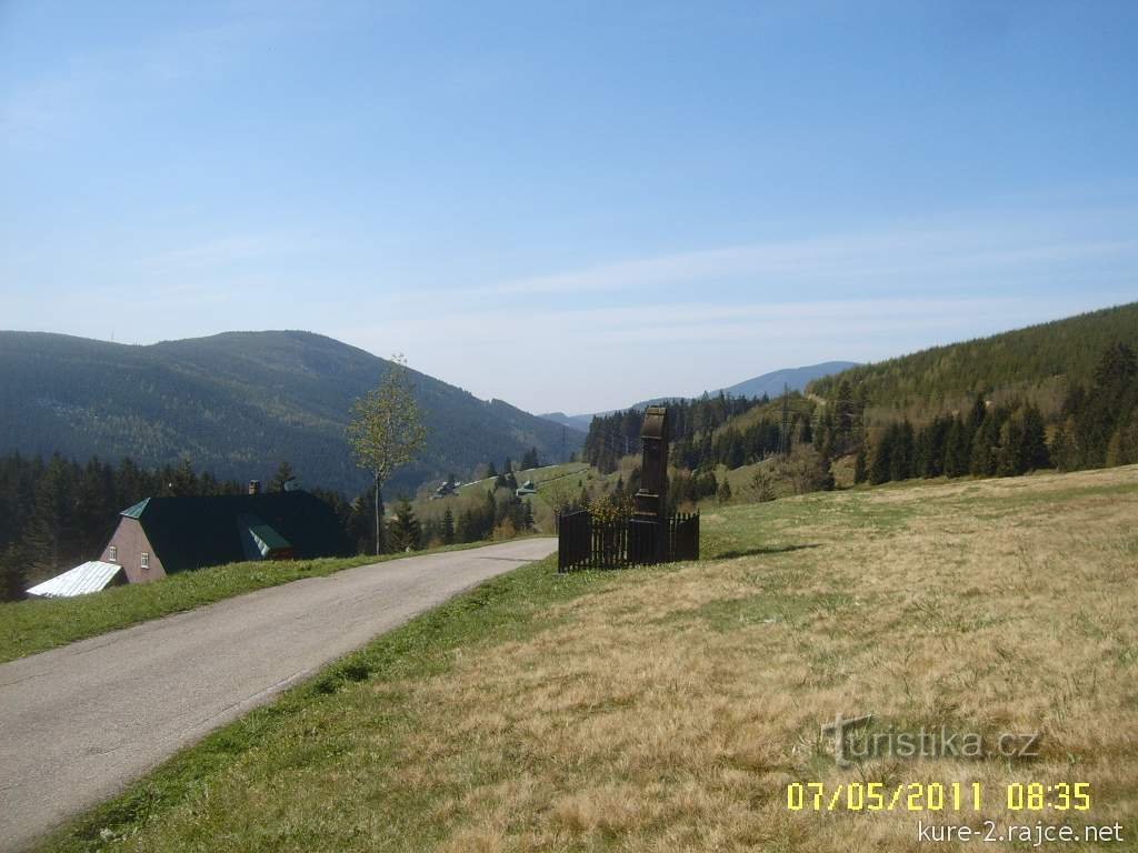 langs het blauwe pad de heuvel af naar Spálené Mlýn (ook de K24-fietsroute en het Sprookjespad)