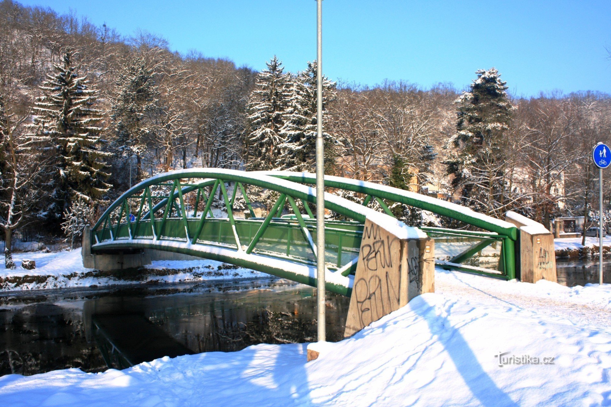 Et gult skilt går efter broen over Svitava