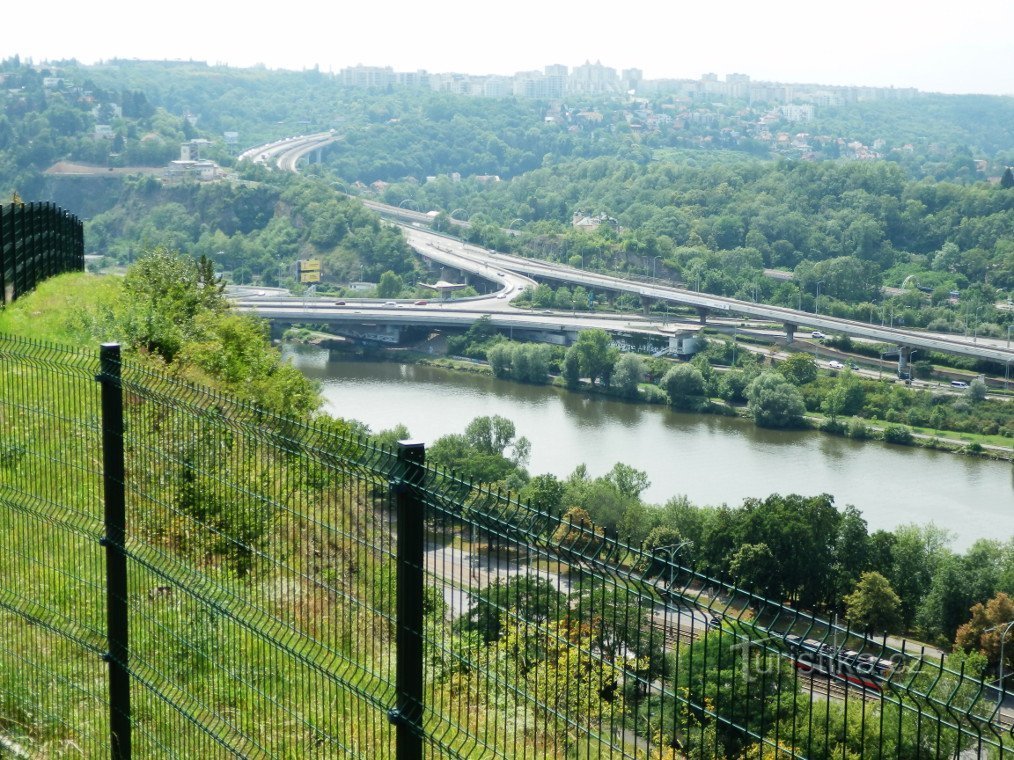 Za nami je del Barrandovskega mostu, za stanovanjskim naseljem Barrandov - avgust 2018