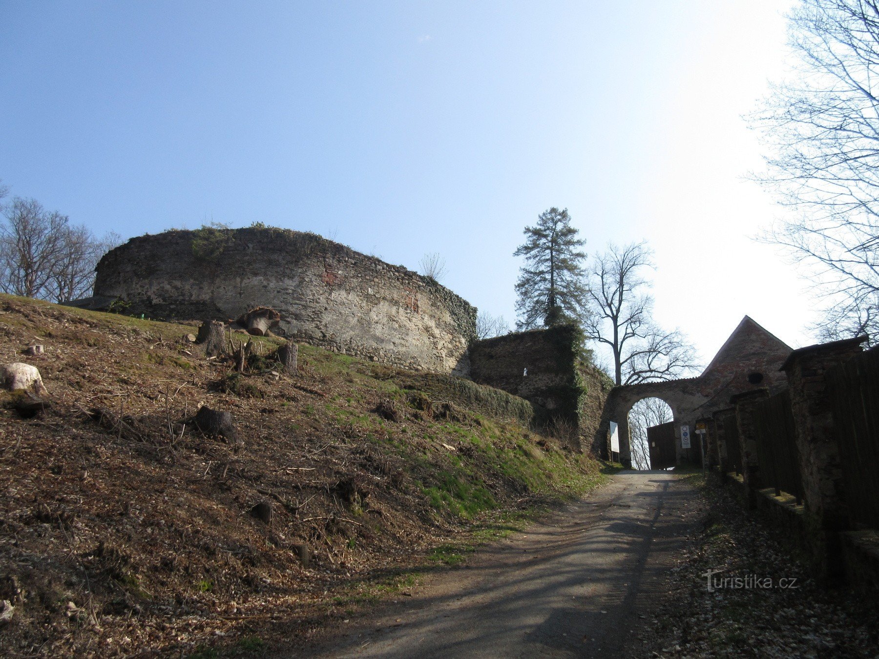 Ao longo de trilhas educacionais para o Castelo de Pernštejn
