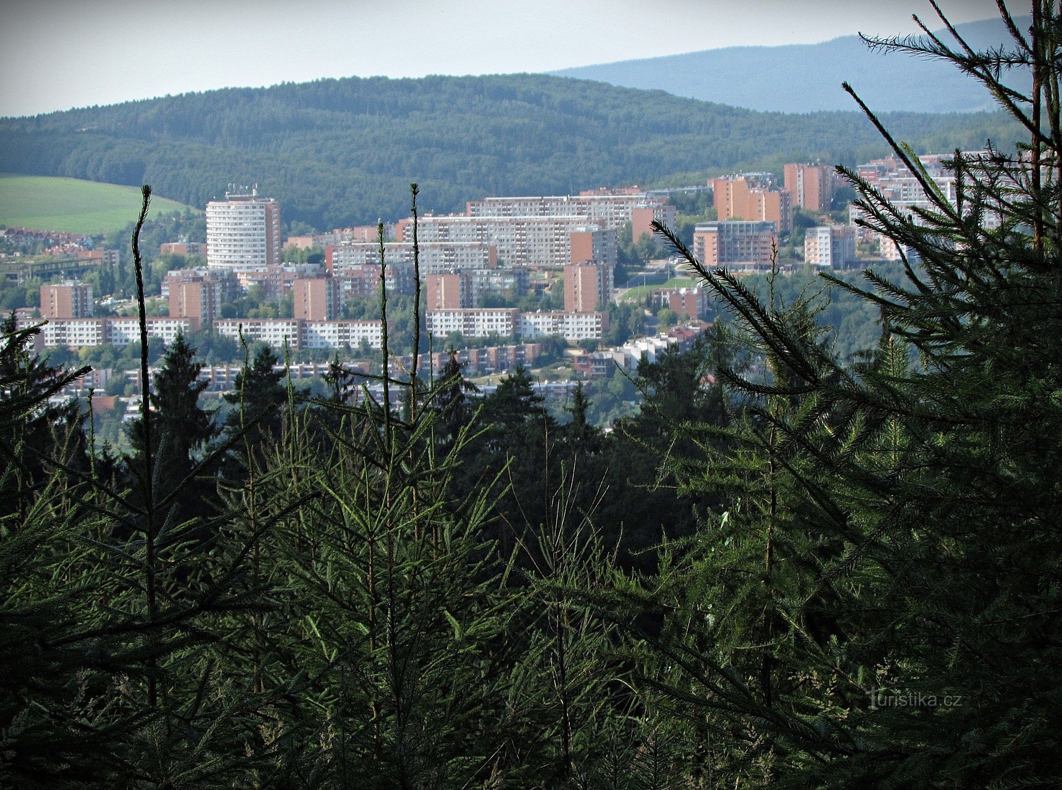 Efter NS Areál Lazy bakom den största berghällen i Zlín