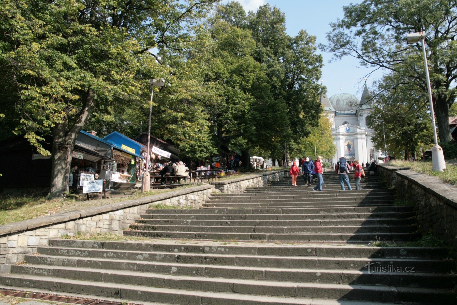 Suba as escadas para a basílica