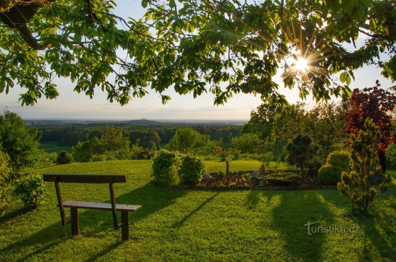 Pobežovice u Holic - assis au bord de la tabula Orlická avec vue sur la tabula Východolabská