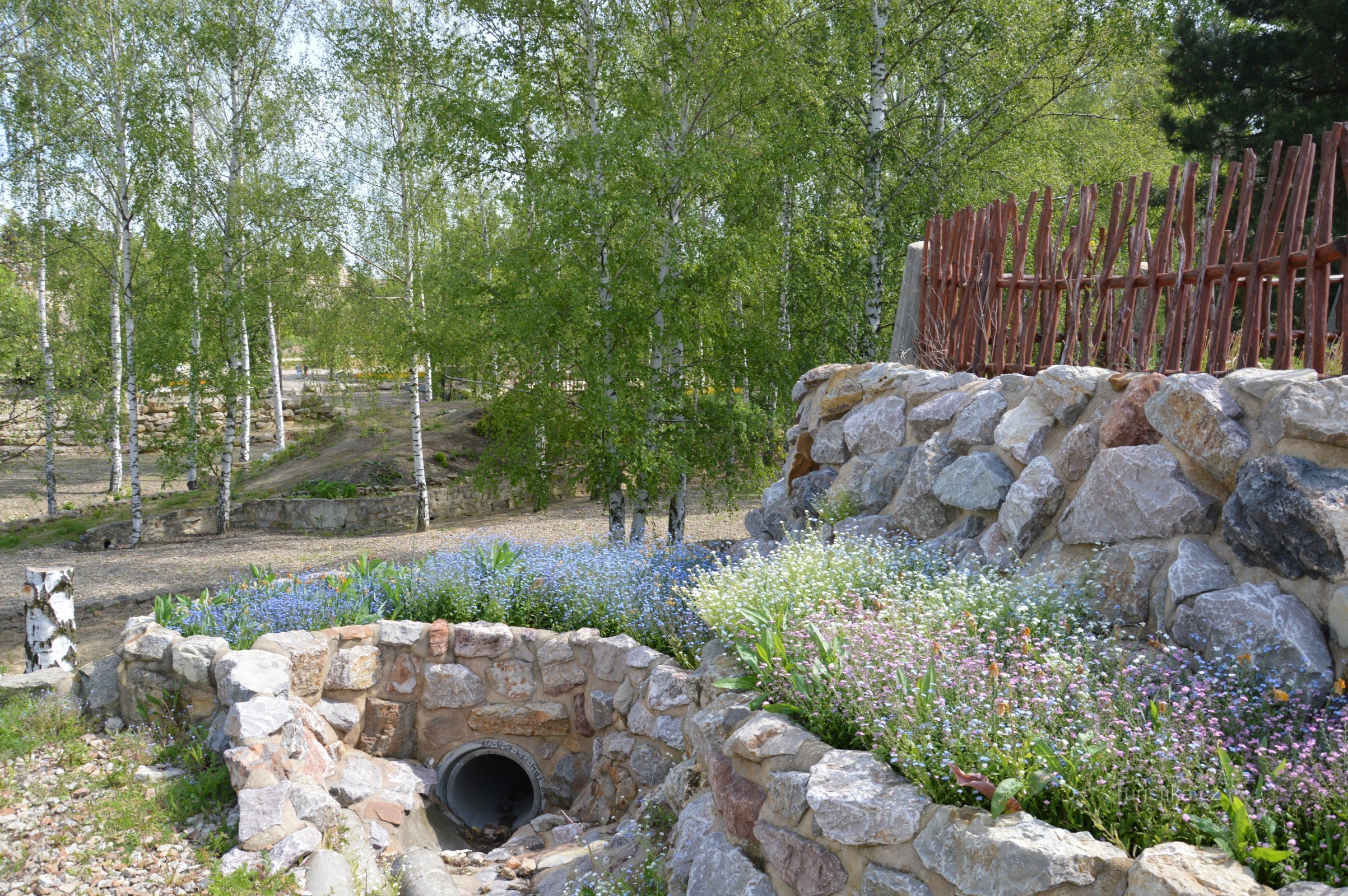 In der Nähe des Eingangs zum Gartenpark