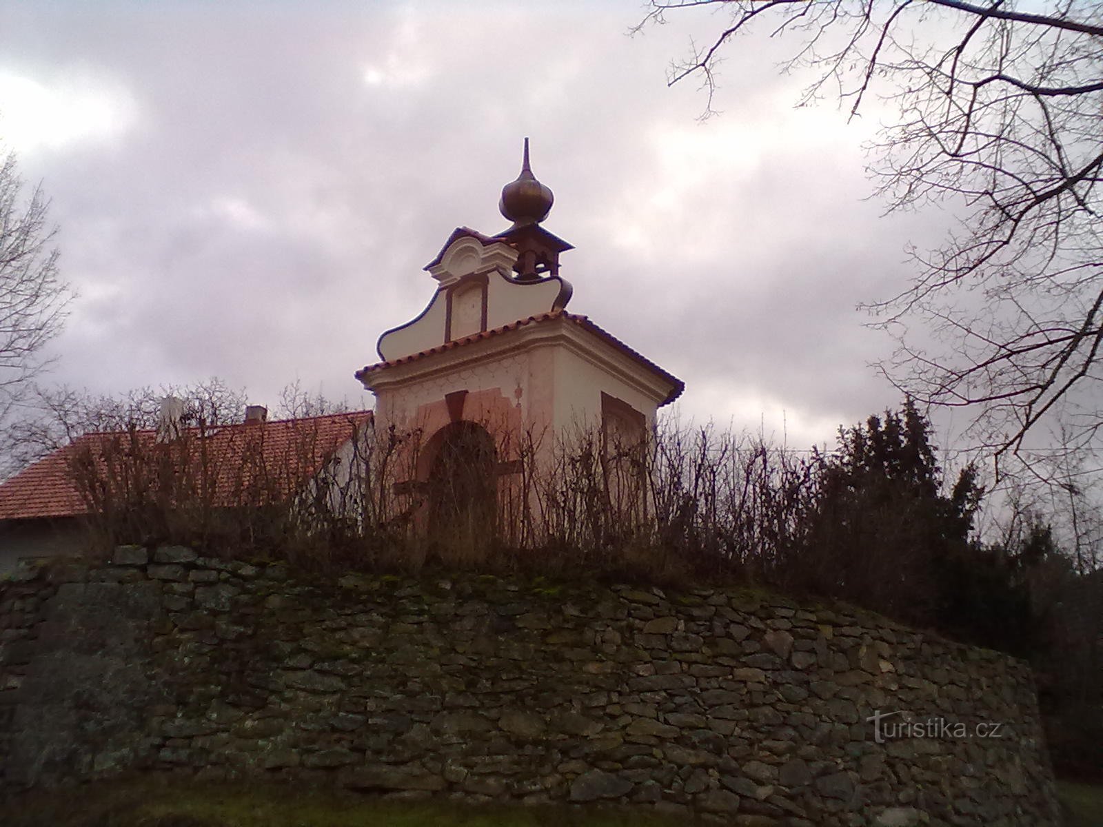 Le début et la fin du voyage. Chapelle à Jetřichovice.