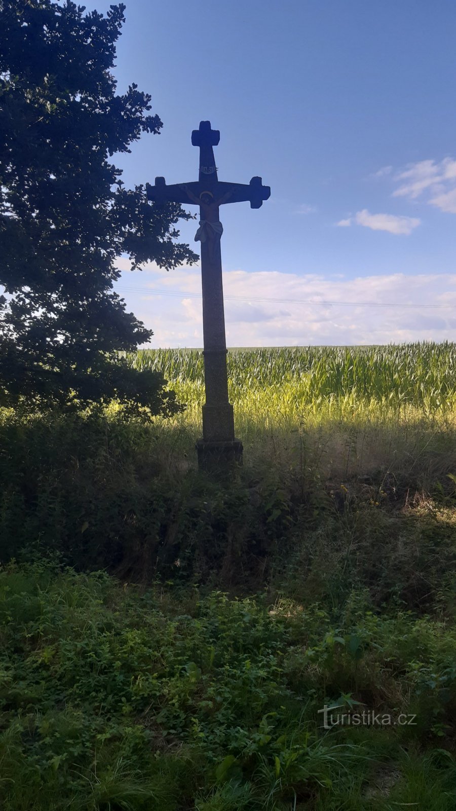 Początek ścieżki znajduje się przy krzyżu, wskazuje drogę na pola, gdzie wchodzi się na ścieżkę...