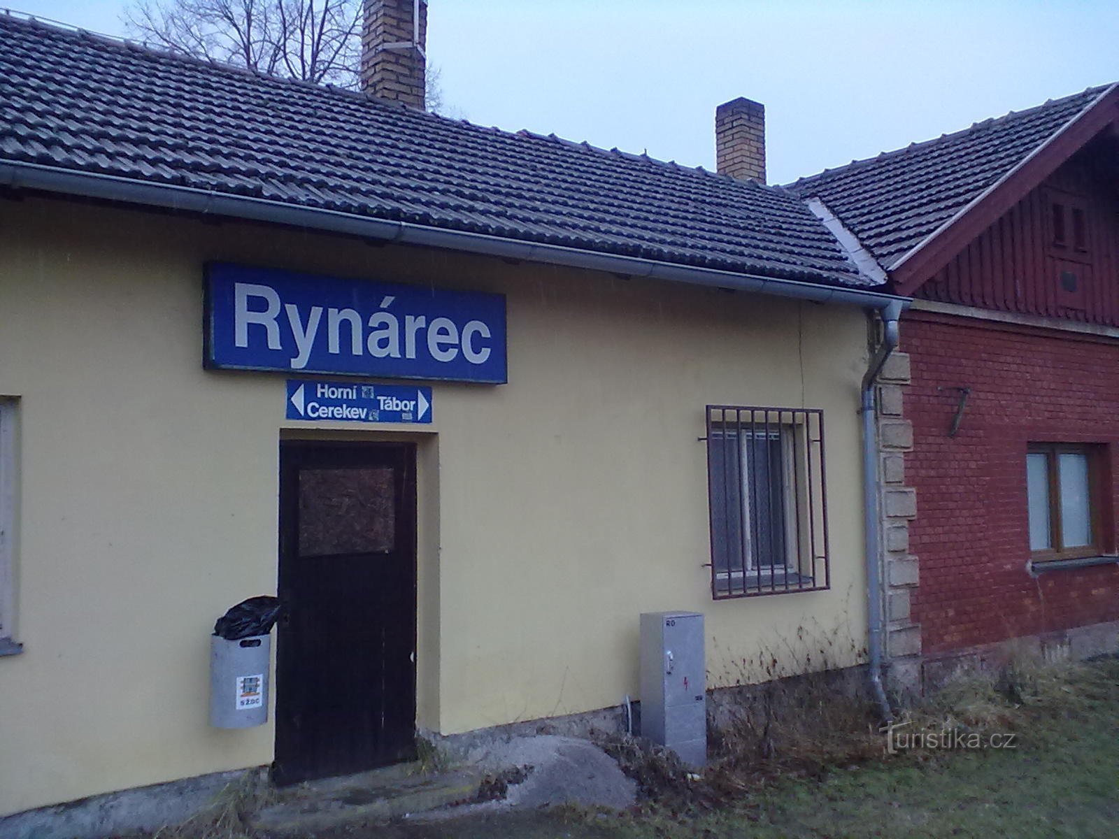 El comienzo del viaje. Parada en Rynárec, a poca distancia de Pelhřimov. Ha estado lloviendo valientemente desde la mañana.