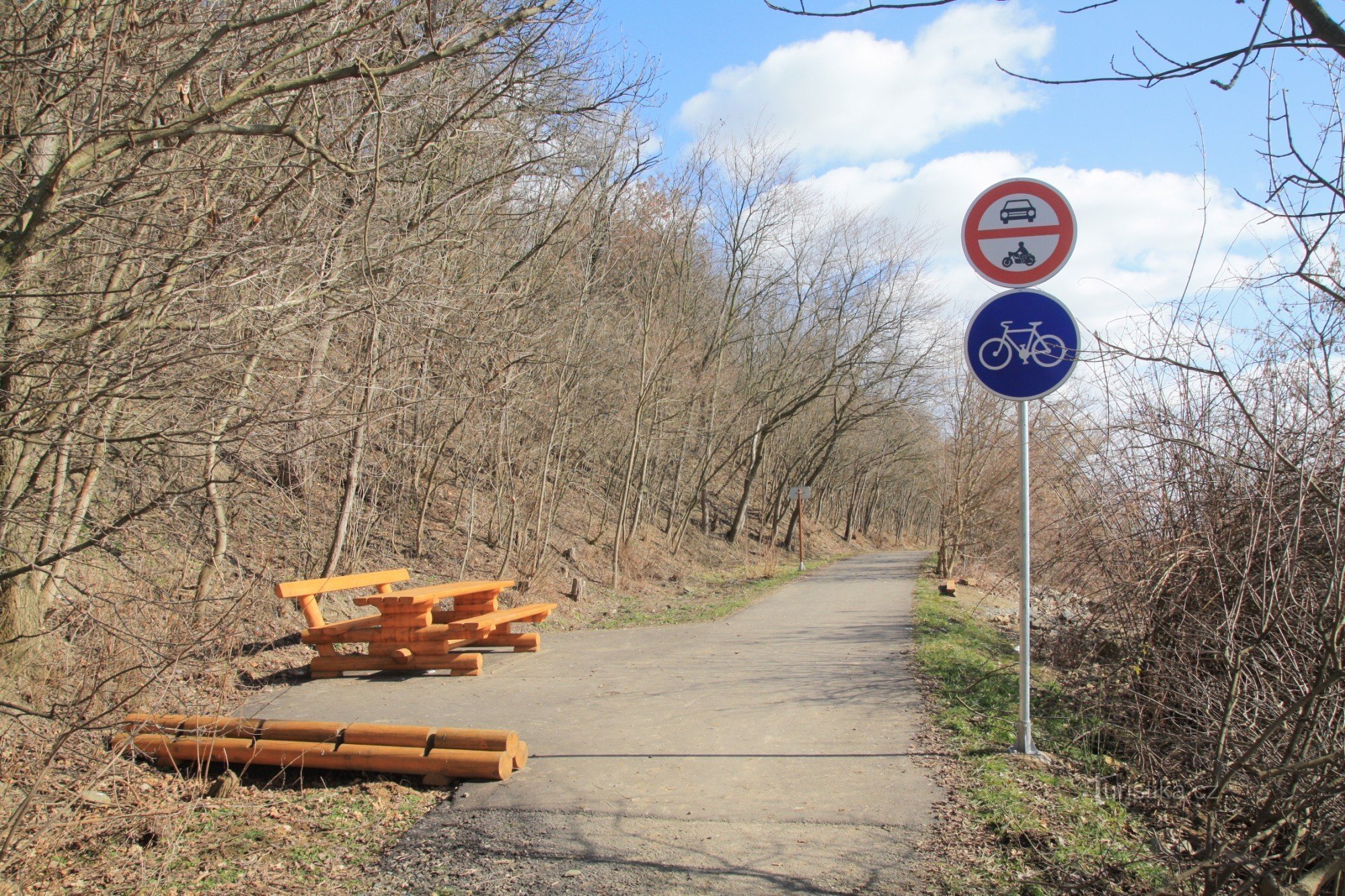 The beginning of the cycle path with a resting place