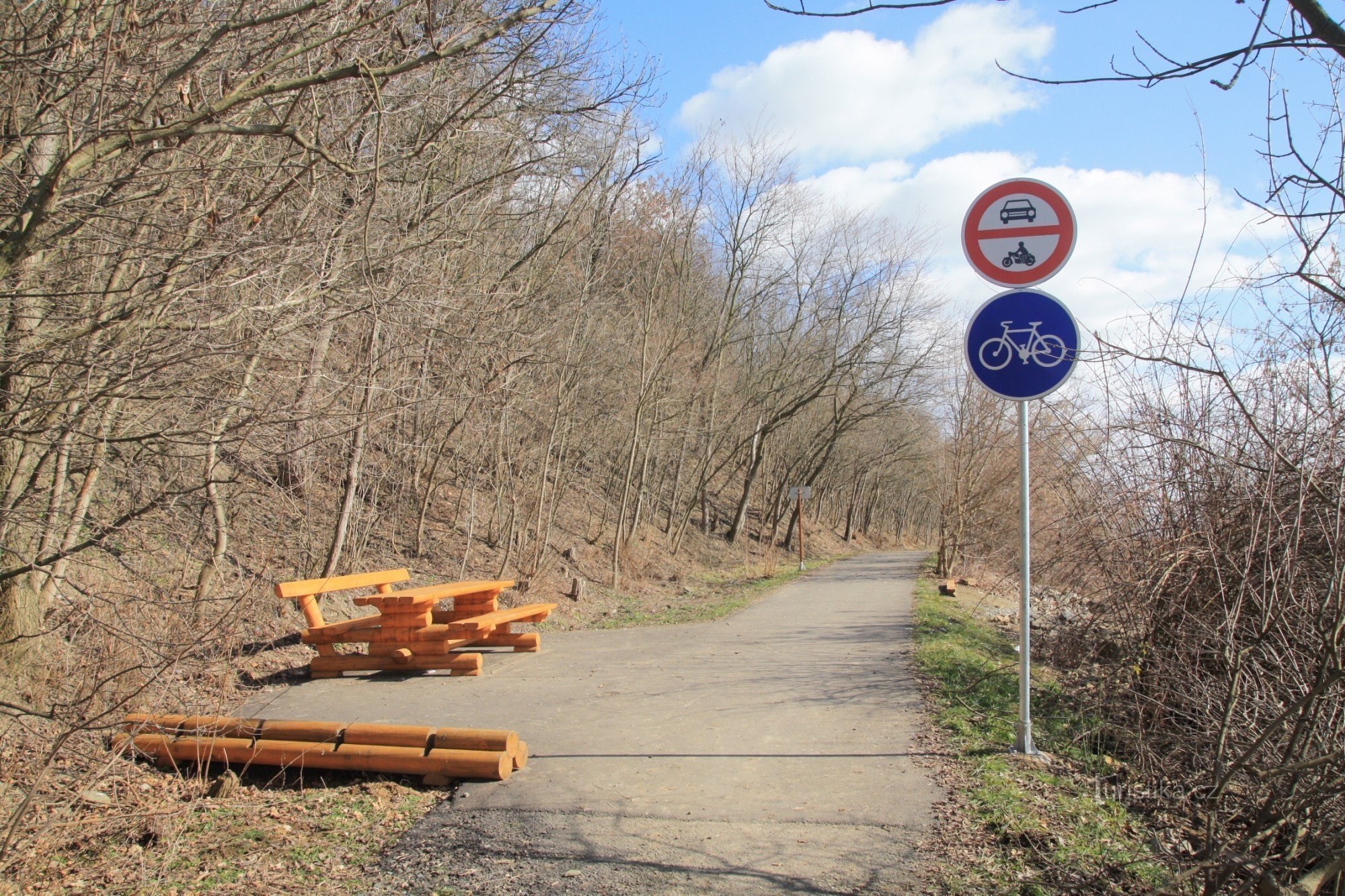 O início da ciclovia com um local de descanso