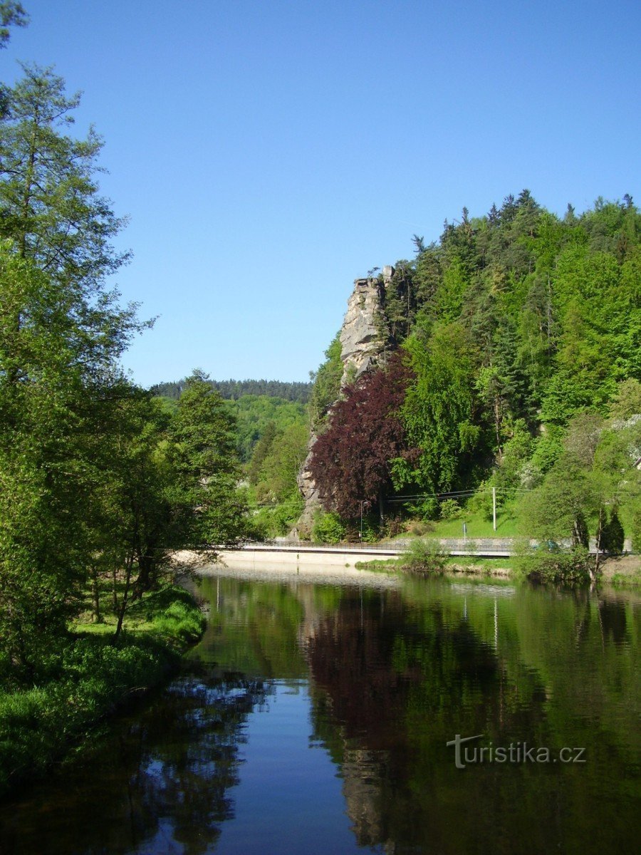 het begin van de bergkam - een uitkijkrots boven de rivier de Jizera