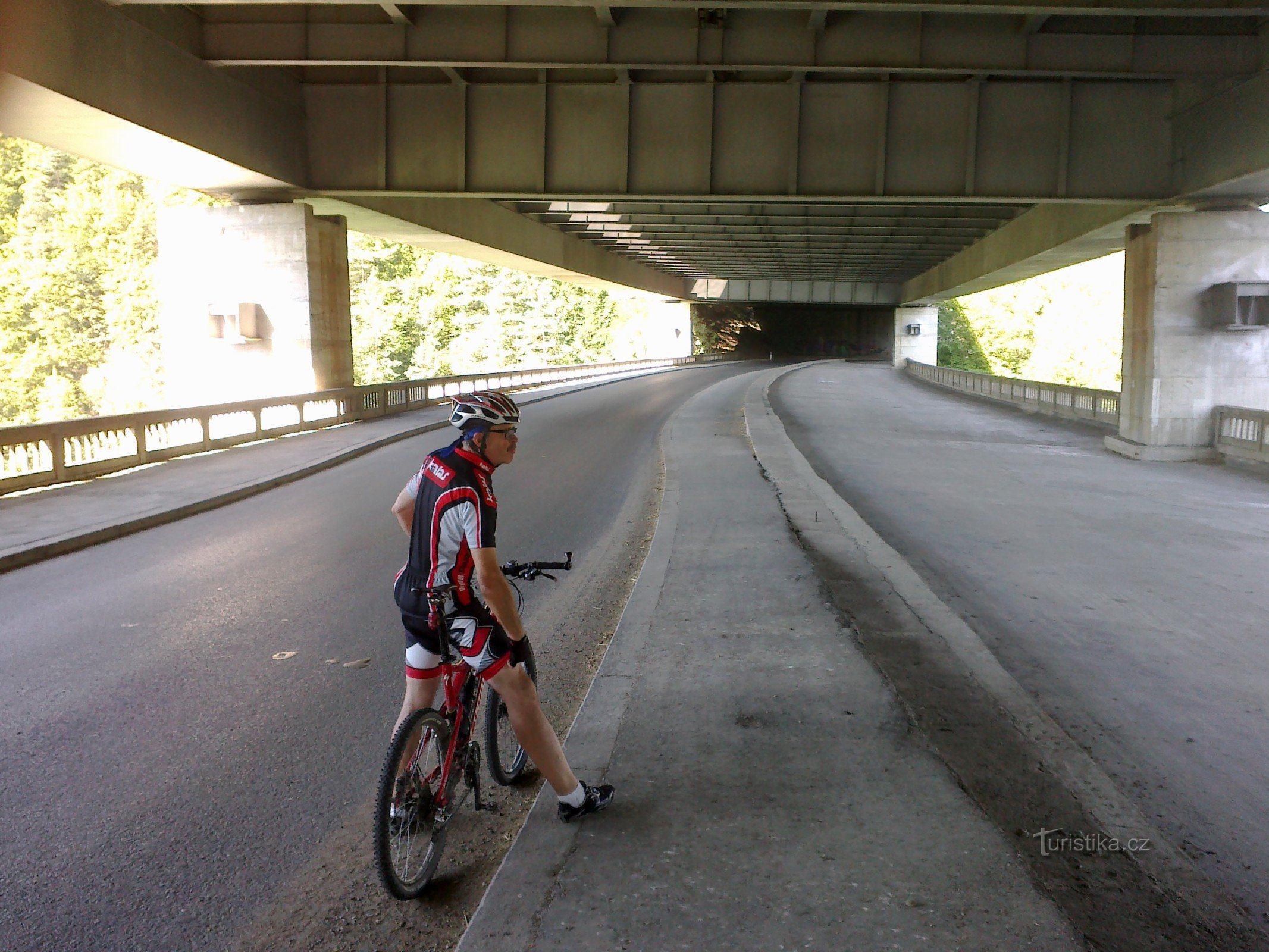 under motorvägsbron nära Píště.