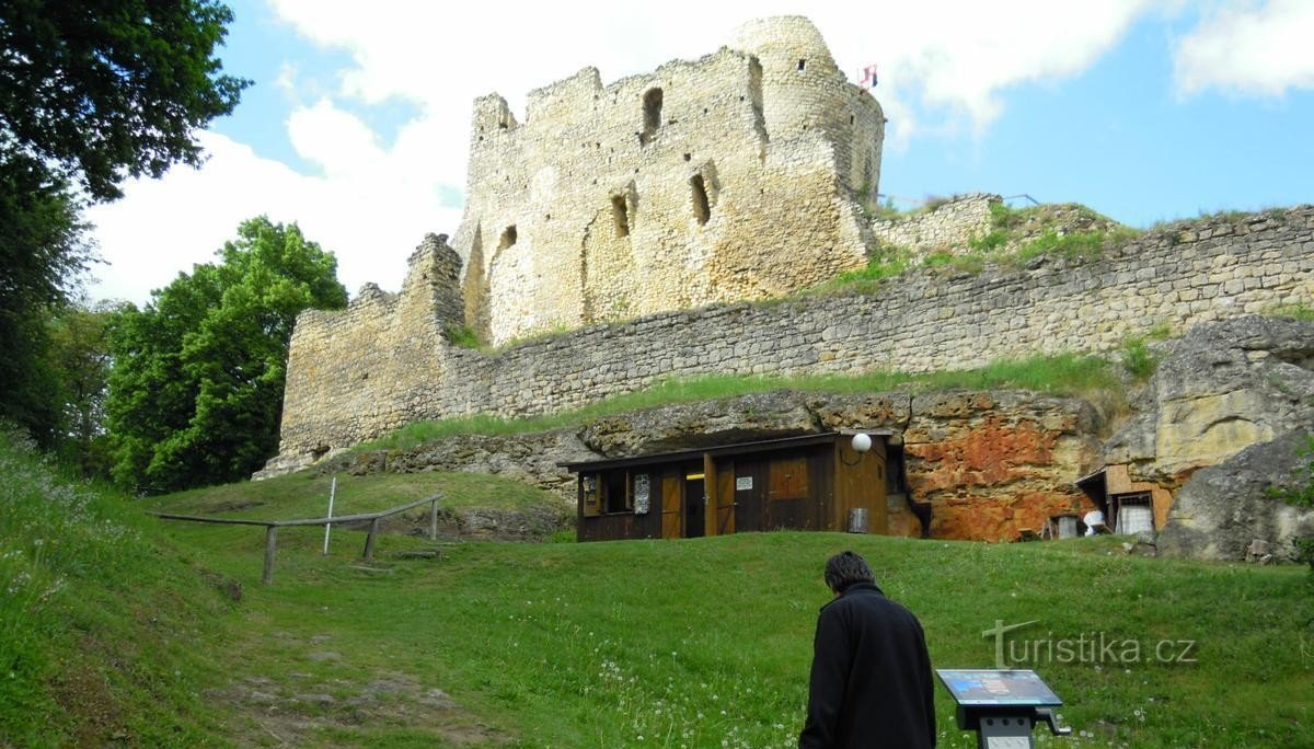 sotto il castello è possibile acquistare panorami e souvenir