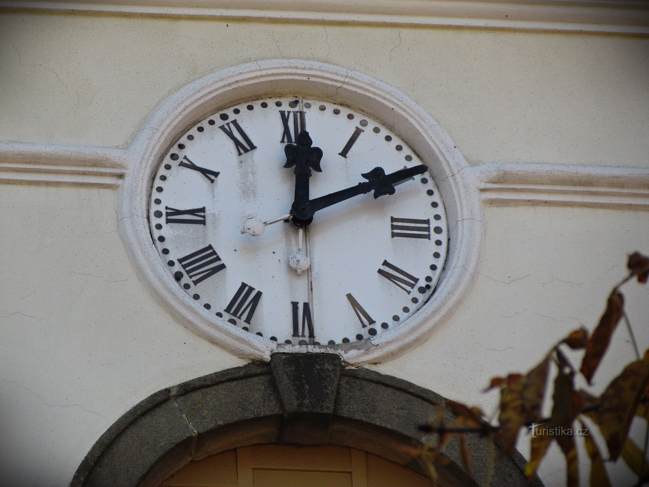 Sous l'horloge astronomique de l'église de Kašava