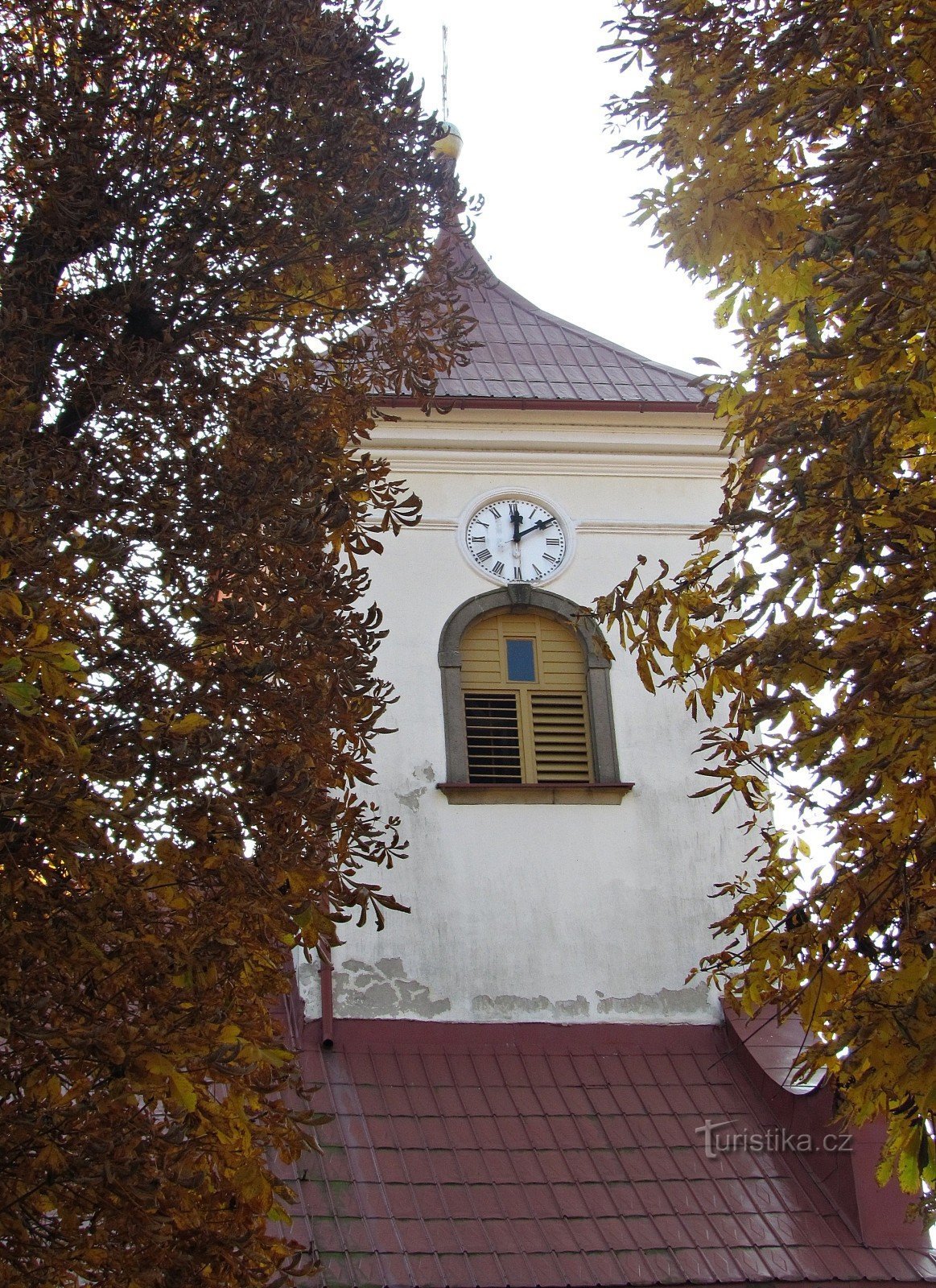 Sous l'horloge astronomique de l'église de Kašava