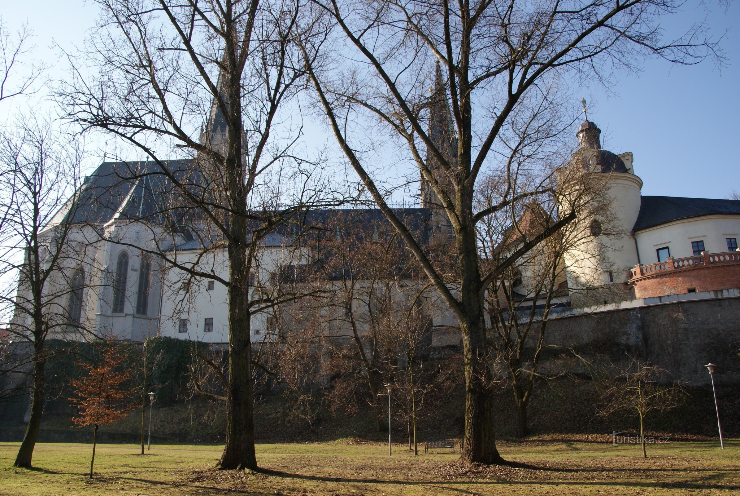 κάτω από τον καθεδρικό ναό και το κάστρο ταυτόχρονα