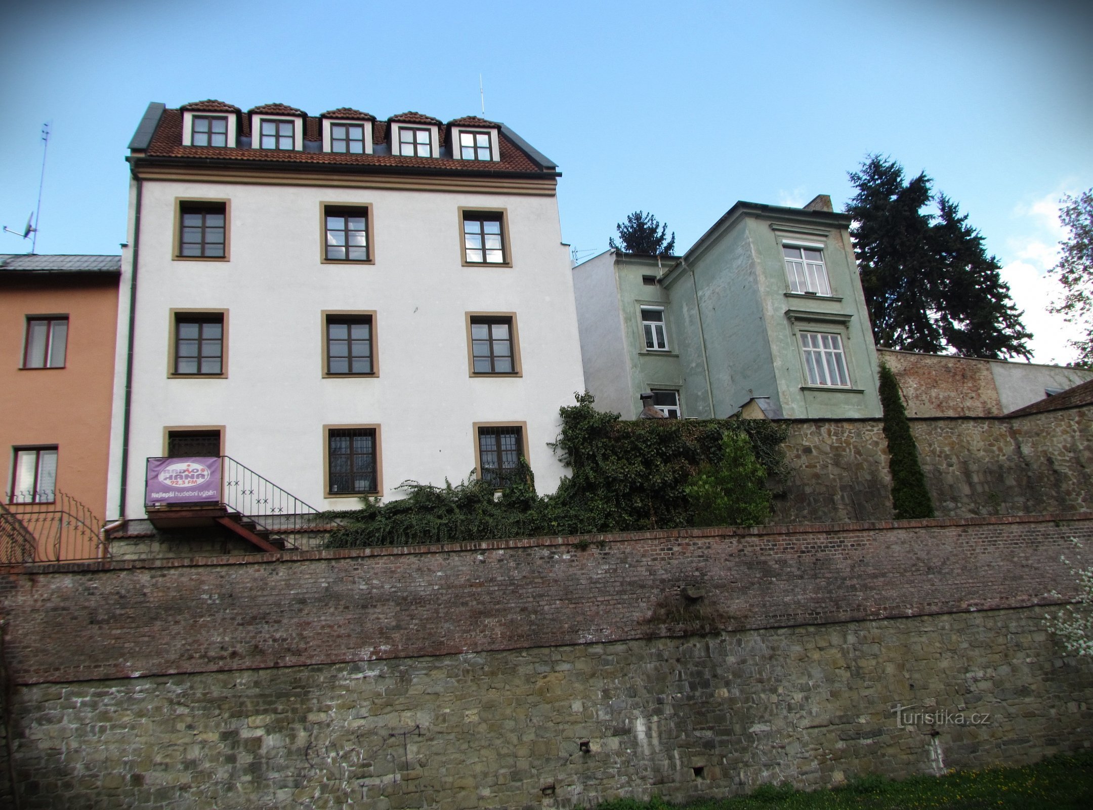 sous les murs de la ville à Bezručový sady