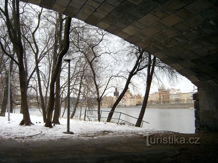 Sous l'arche du pont : Sous l'arche du pont sur l'île de Strelecky.