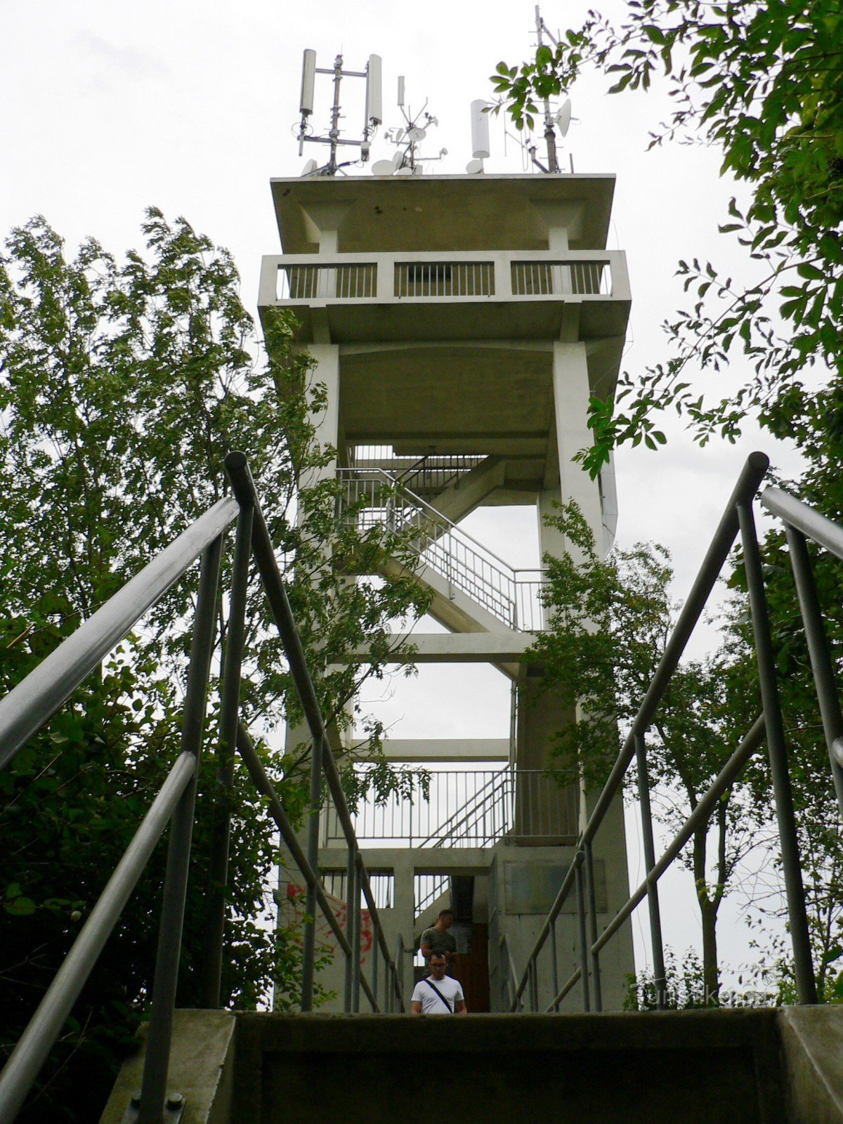 bajo la torre de vigilancia