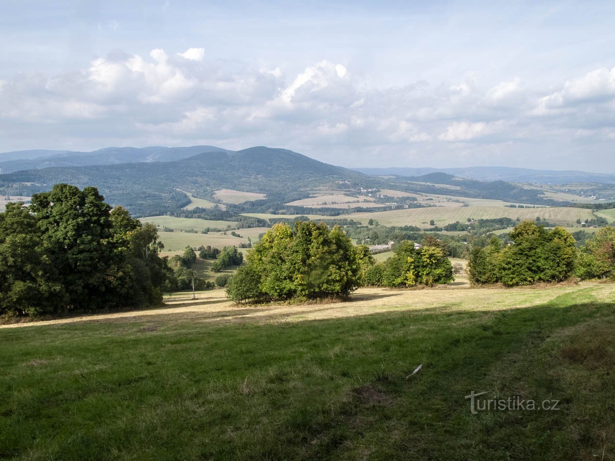 Pod sjezdovkou s dominantní Sráznou