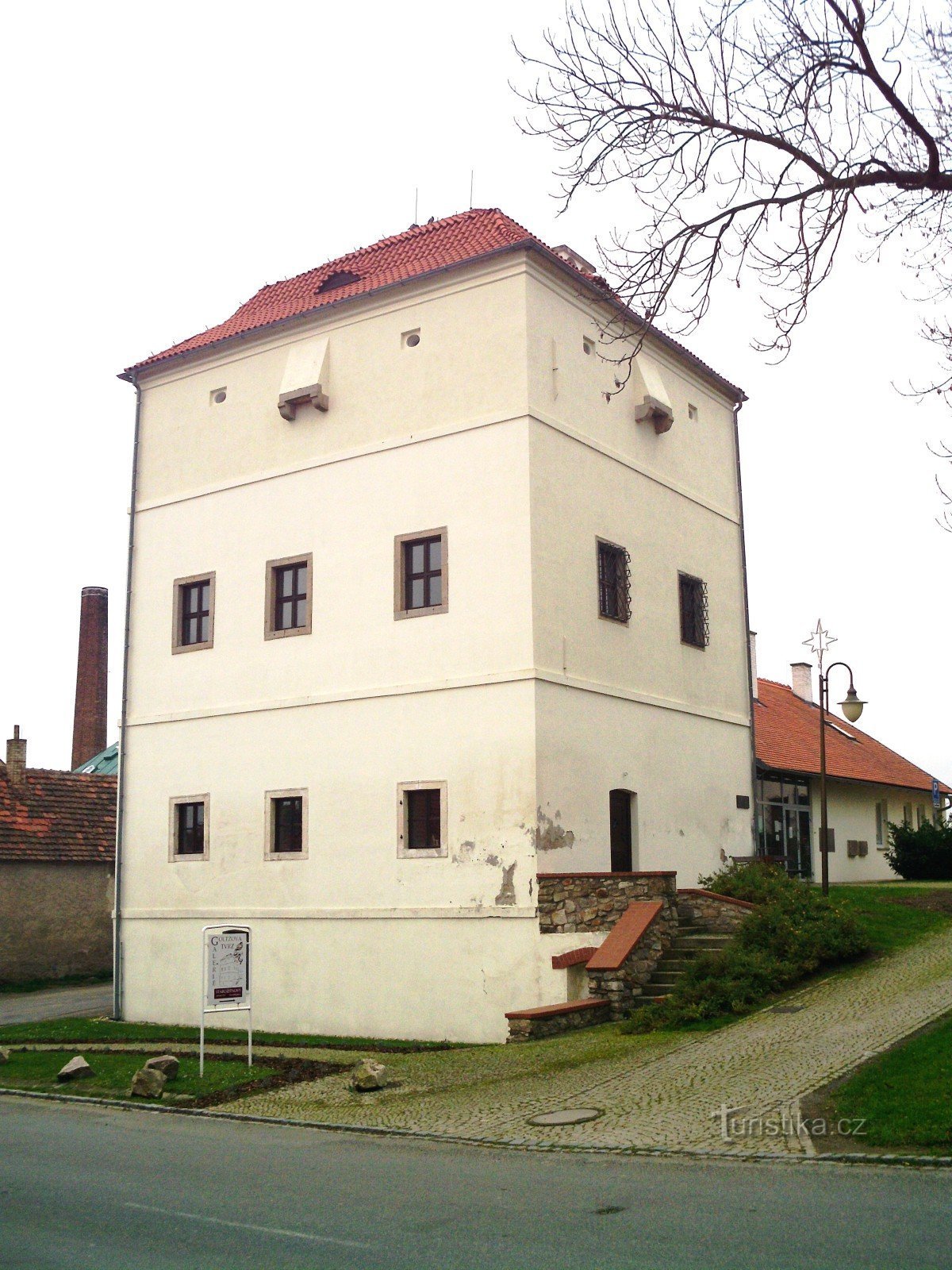 pod dachem nad oknami na I piętrze nadal znajdują się oryginalne strzelnice obronne