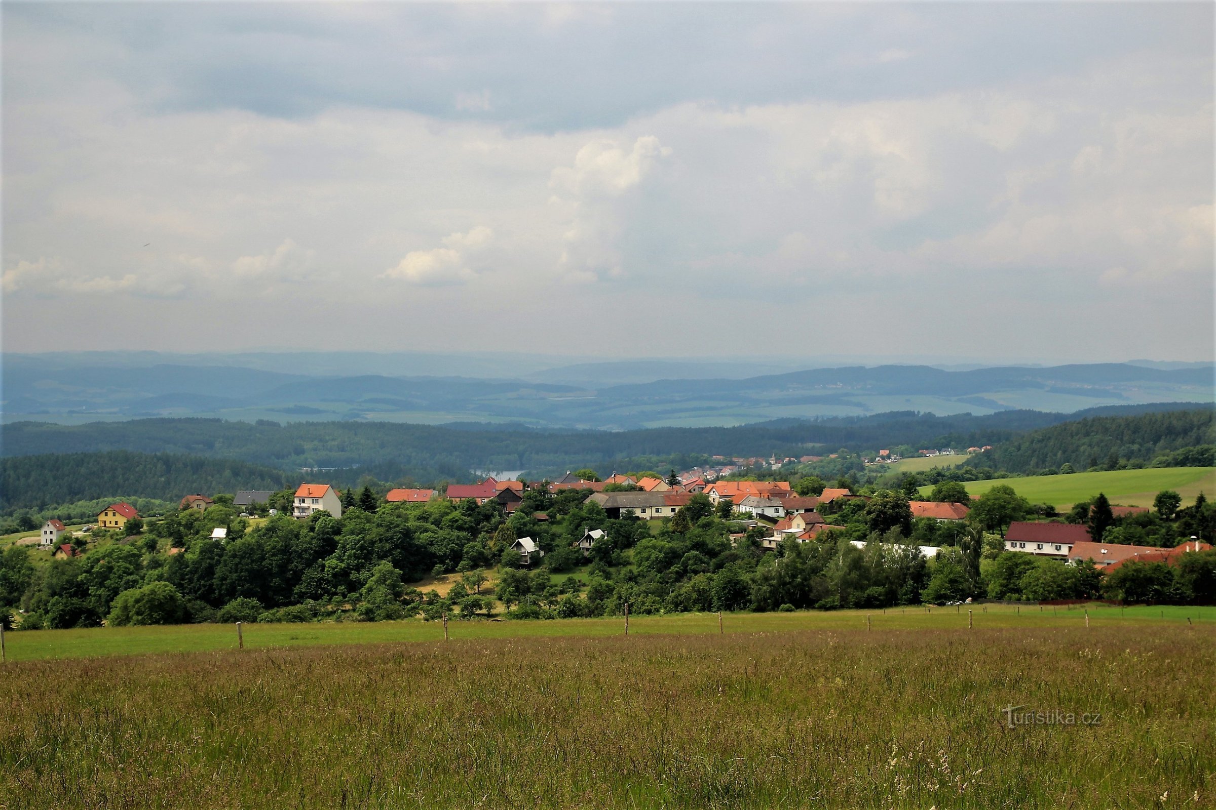 Unterhalb des Aussichtspunktes liegt das malerische Dorf Velenov. Darunter befindet sich ein breites Becken nach Bosko
