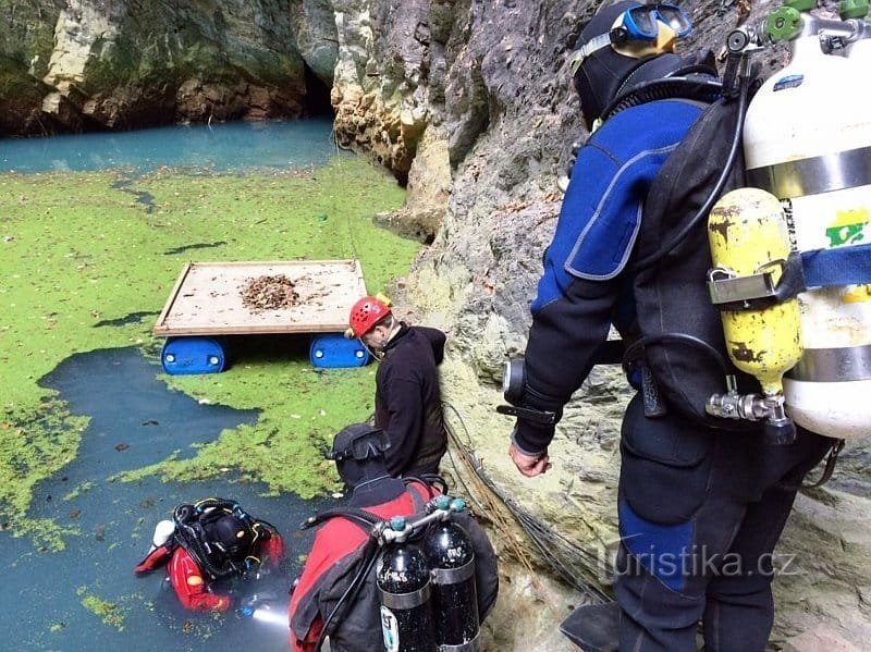 Ondergronds en onder water. De dood van Antonín Ševčík in de diepten van de Hranická-afgrond.