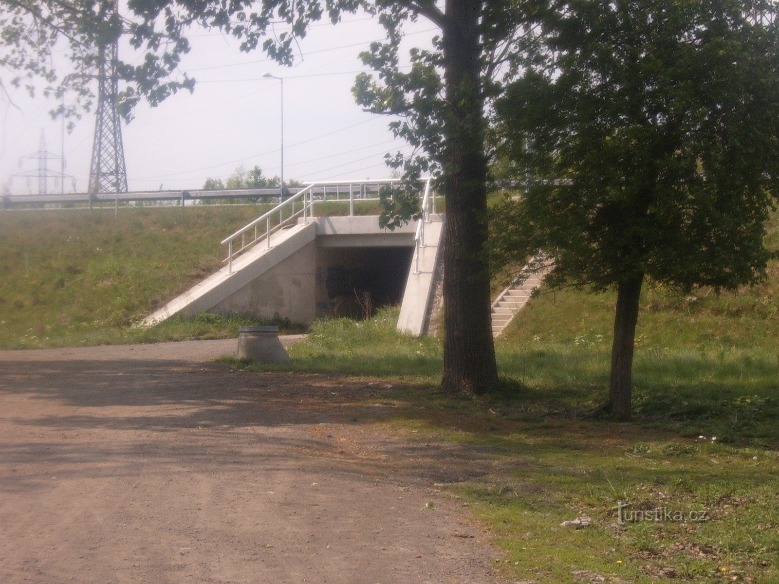 Paso subterráneo debajo de la carretera