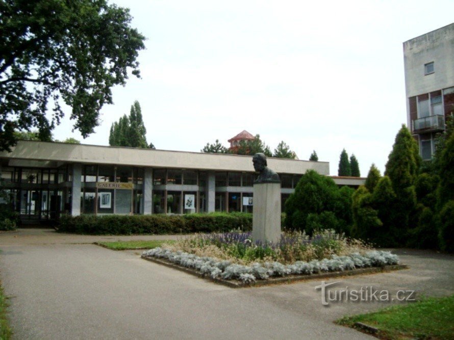 Podebrady-Central spa-bust of B. Smetana-Photo: Ulrych Mir.