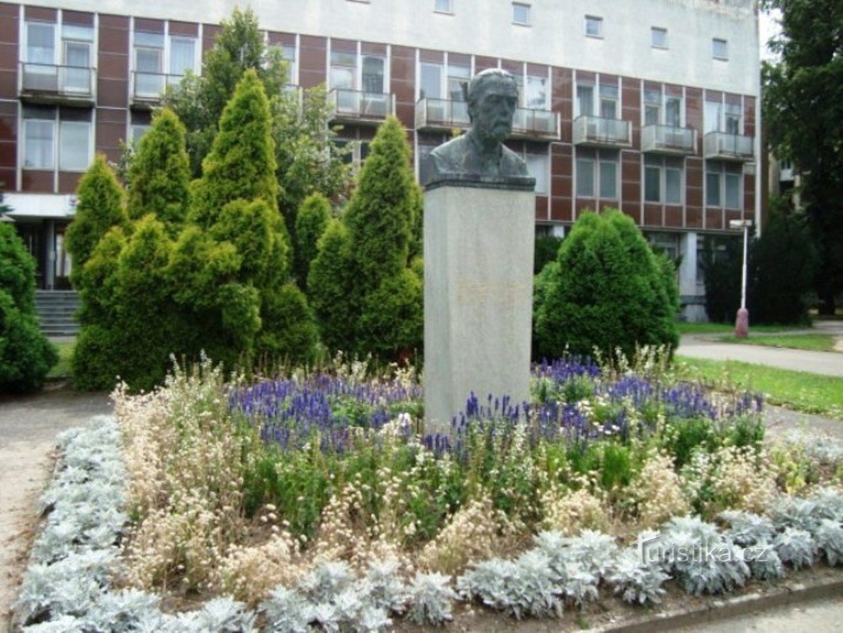 Podebrady-Central spa-buste van B. Smetana-Foto: Ulrych Mir.