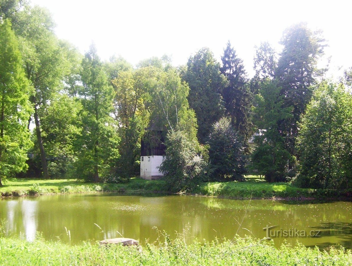 Poděbrady - drveni zvonik iz 1615.-1921. preko jezera Jordan - Fotografija: Ulrych Mir.