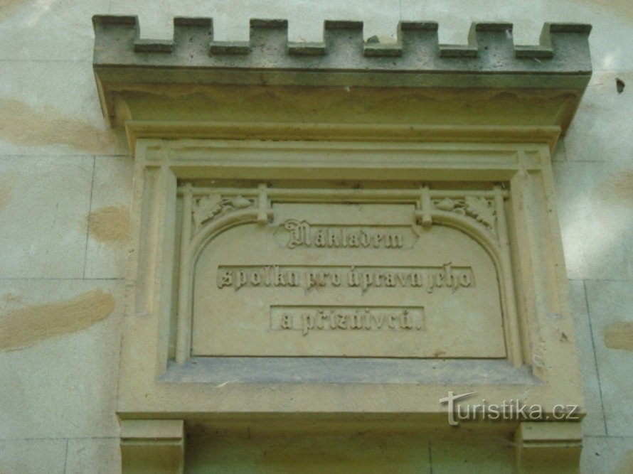 Poděbrady-Havířský kerk van de Hemelvaart van P. Mary-memorial plaques-Foto: Ulrych Mir.