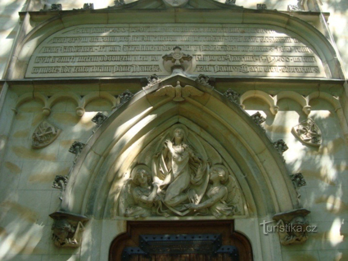 Poděbrady-Havířský-Kirche Mariä Himmelfahrt aus den Jahren 1516-1896-Portaldetail-F