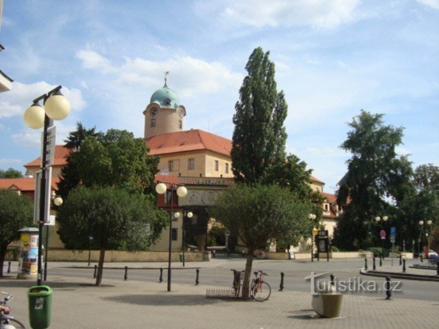 ポジェブラディ - 旧市庁舎のそばの広場から城の正門 - 写真: Ulrych Mir.