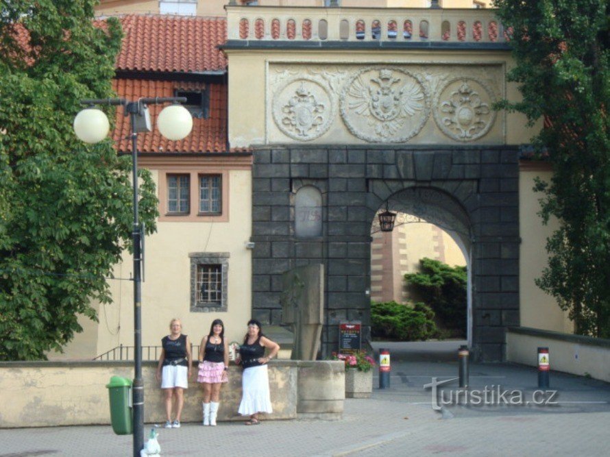 Poděbrady-główna brama zamku-znaki Czech-Habsburg-Węgry-Zdjęcie: Ulrych Mir.