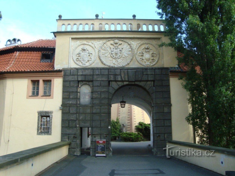 Poděbrady-puerta principal del castillo-signos de Bohemia-Habsburgo-Hungría-Foto: Ulrych Mir.