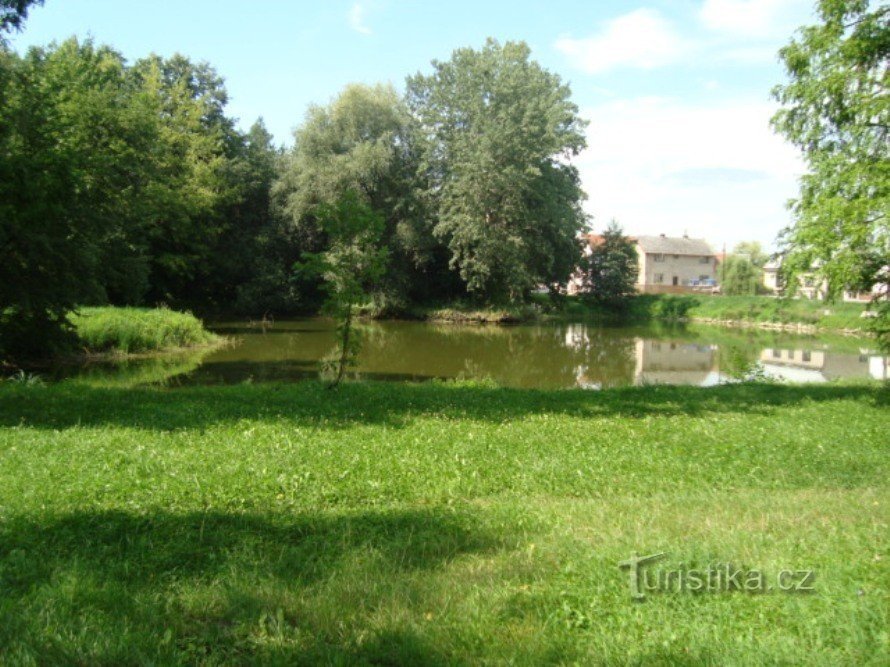 Poděbrady - Jordán-tó a fából készült harangtoronyból - Fotó: Ulrych Mir.