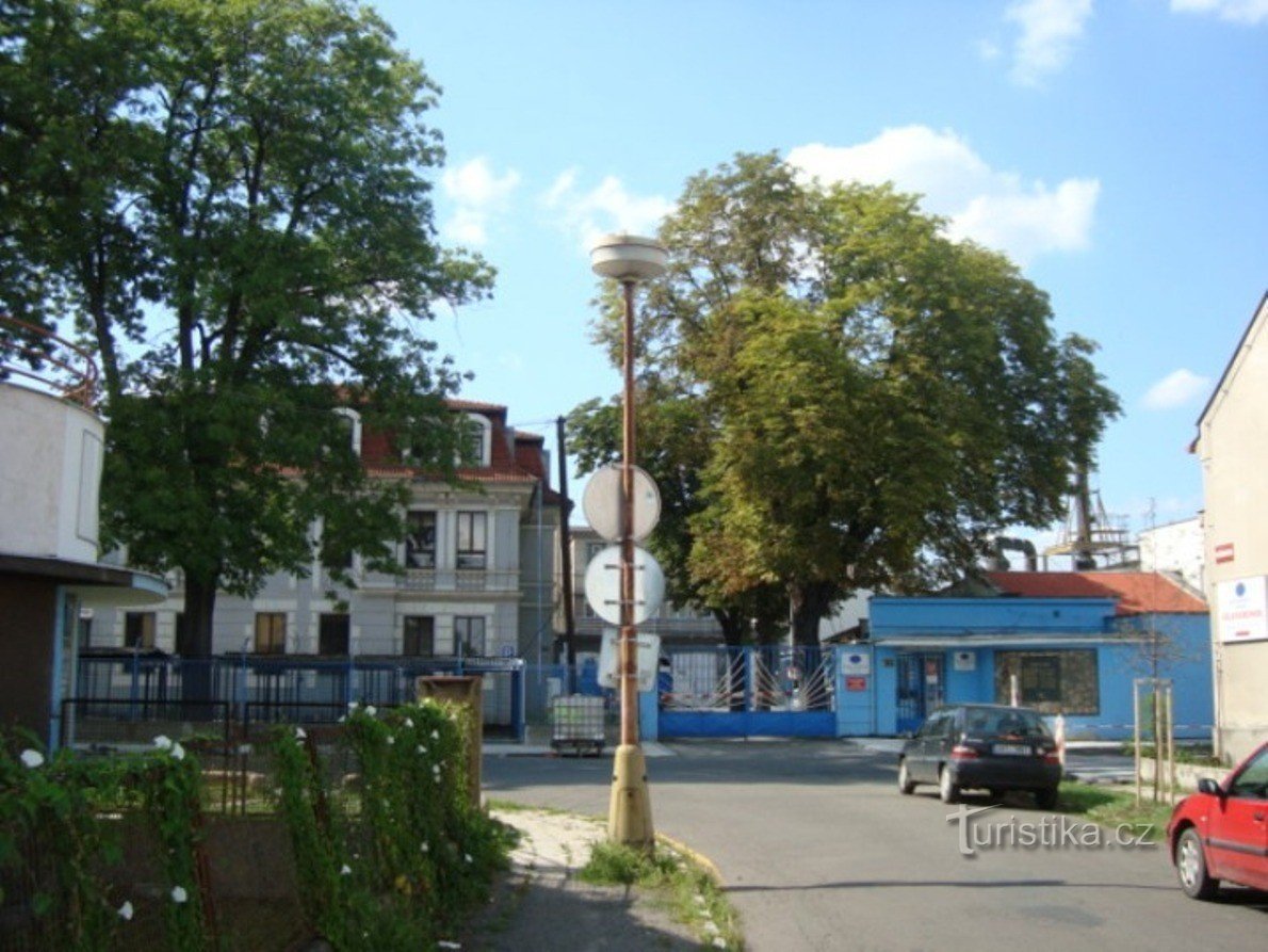 Strada Poděbrady-Jiráskova-fabrica de sticlă din Boemia cu o placă memorială a victimelor fascismului-Foto: Ulrych Mir.