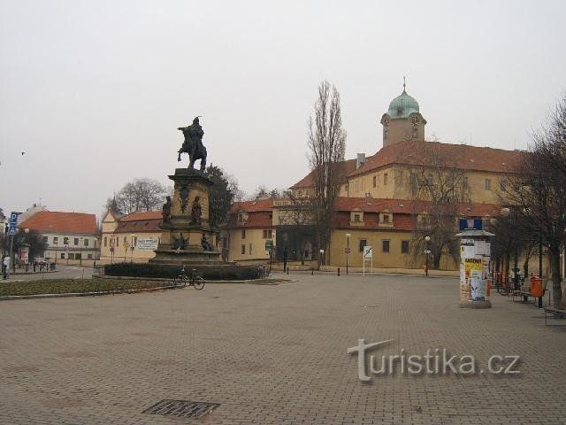 Poděbrady - Jiřího náměstí - dvorac i spomenik kralju Jiříju