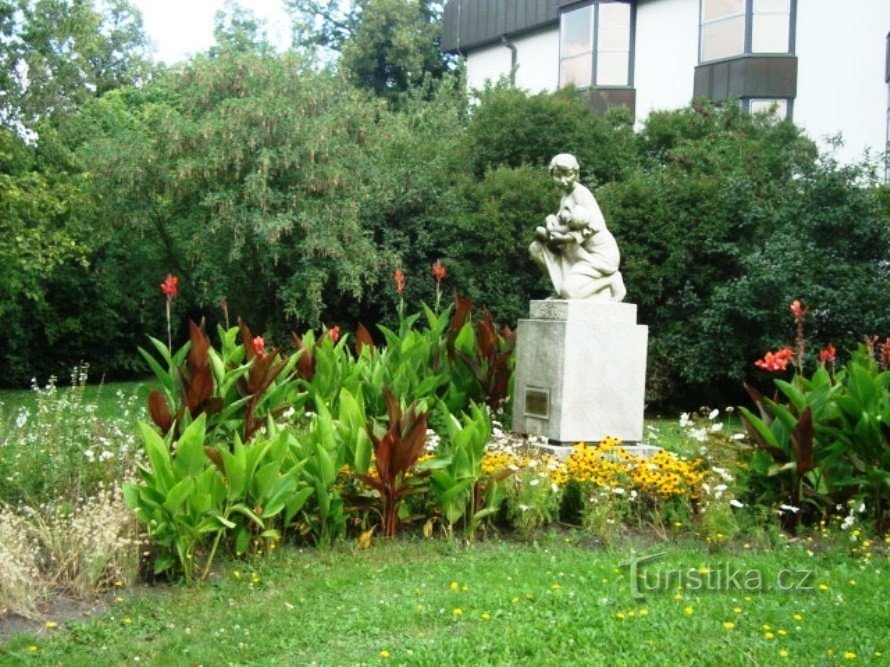 Poděbrady-lázeňský dům Libuše-plastika Mateřská láska-Foto:Ulrych Mir.