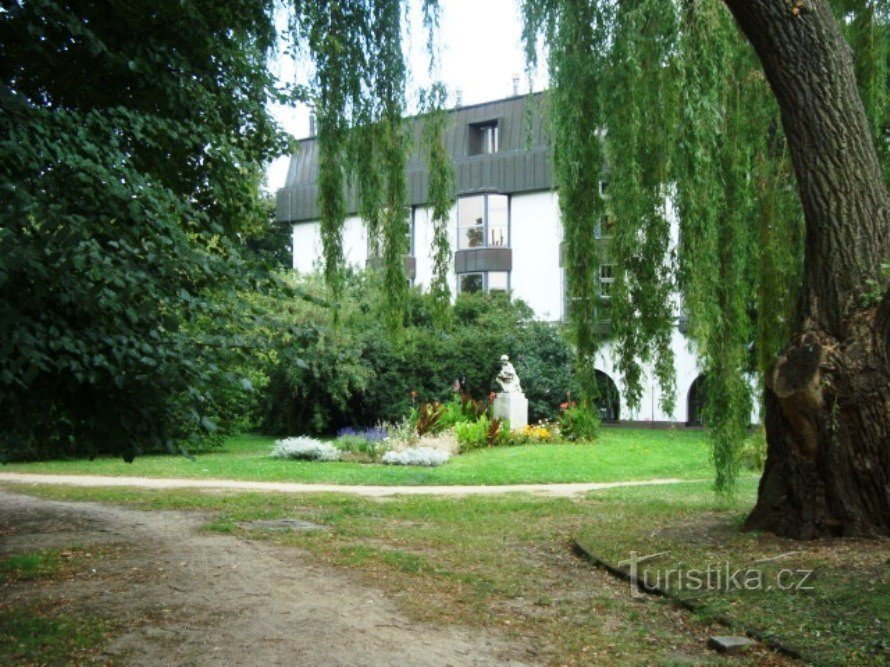 Poděbrady-zdraviliška hiša Libuše-kip Materina ljubezen-Foto: Ulrych Mir.