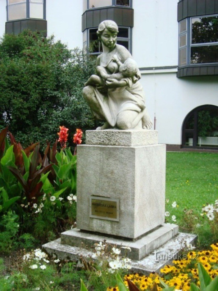 Poděbrady-casa balneară Libuše-sculptură Dragostea mamei-Foto: Ulrych Mir.