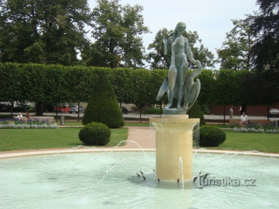 Podebrady-Spa park-zwembad met een bronzen sculptuur van Léda met een zwaan-Foto: Ulrych Mir.