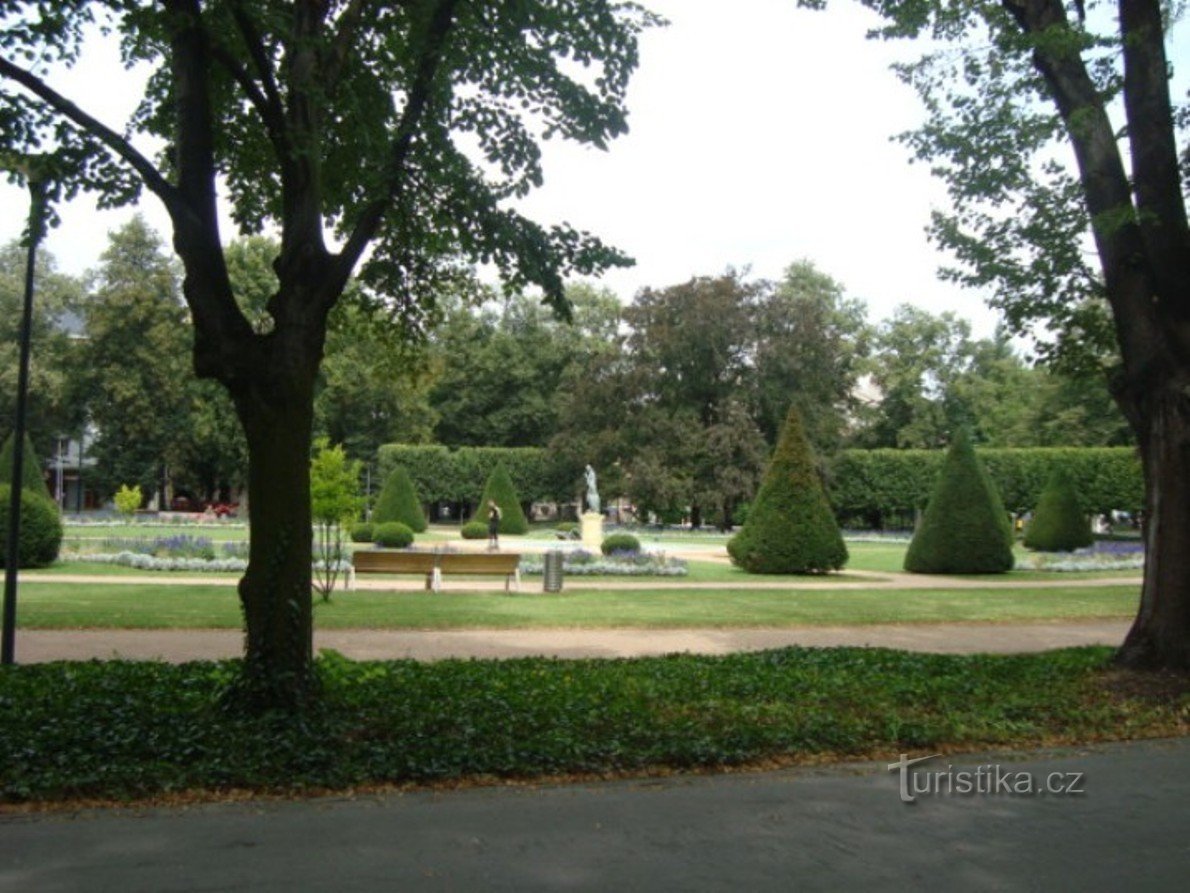 Podebrady-Spa parco-piscina con una scultura in bronzo di Léda con un cigno-Foto: Ulrych Mir.