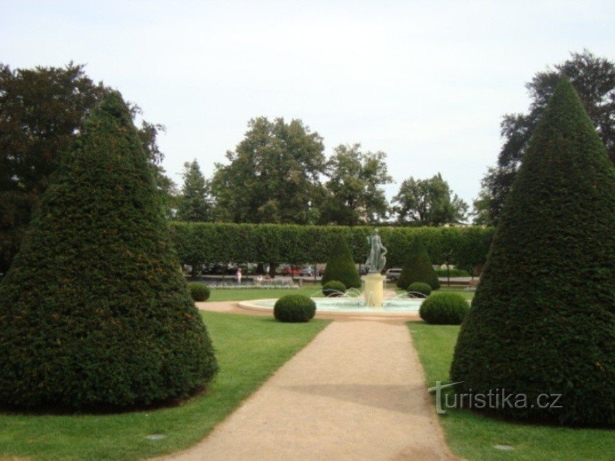 Podebrady-Spa park-zwembad met een bronzen sculptuur van Léda met een zwaan-Foto: Ulrych Mir.