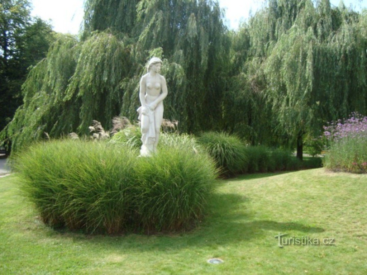 Podebrady-Spa park-skulptur Efter ett bad-Foto: Ulrych Mir.