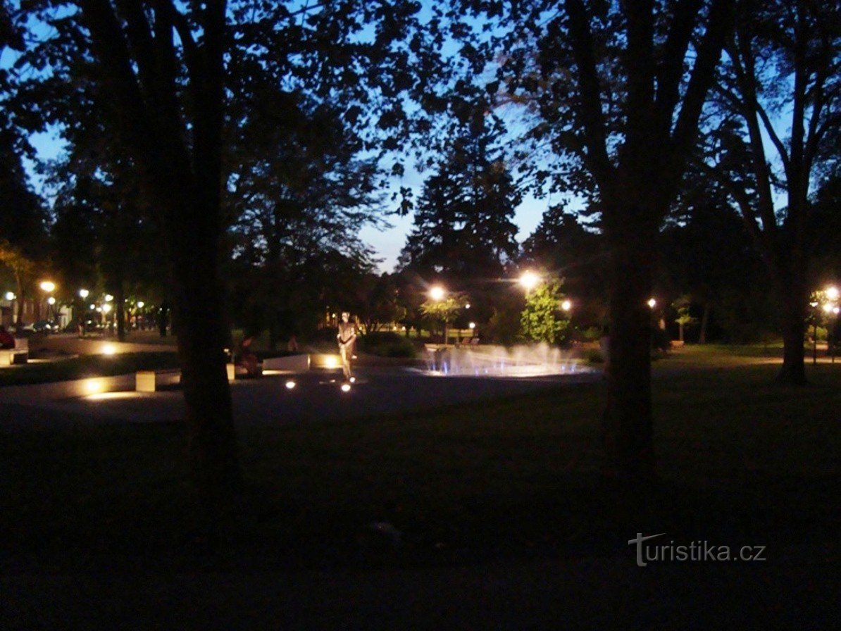 Công viên Podebrady-Lázeňský-tượng TGMasaryk từ năm 1927 vào đầu buổi tối-Ảnh: Ulrych Mir.